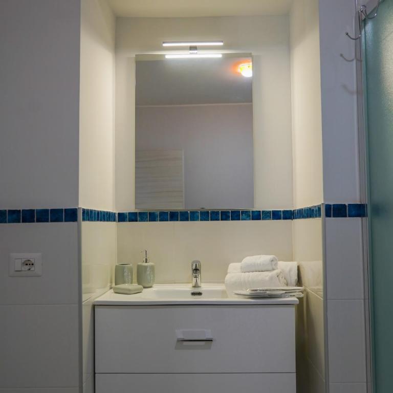 Oasis in the City - Double Room with Balcony - 8