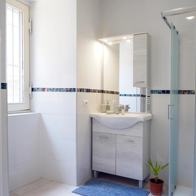 Oasis in the City - Double Room with Balcony - 5
