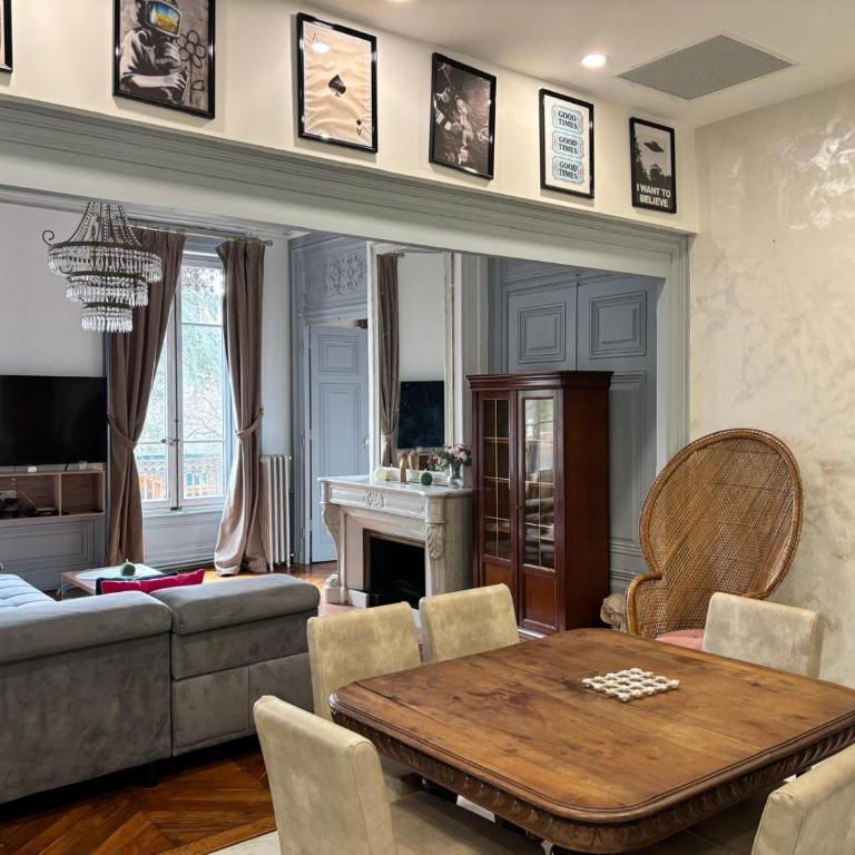 Suite Bellecour by Château GrandClément - Élégance historique, 3 chambres, Parc - Parking - Piscine - Wifi - à 10 min de Lyon - Three-Bedroom Deluxe Apartment - 28