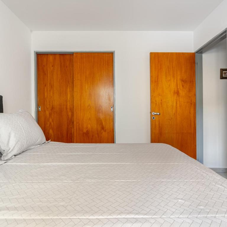 Depto luminoso con balcón Nuevo Centro - Apartamento de 1 dormitorio - 2