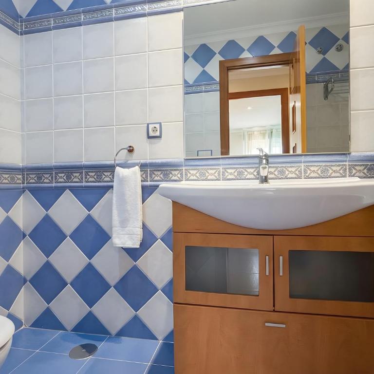 Apartamento de 2 habitaciones y balcon cerca de la playa - Apartment - 12