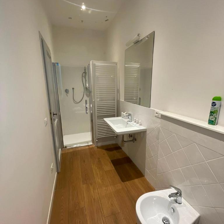 Comfy Apartment Near Fortezza Da Basso - Three-Bedroom Apartment - 3