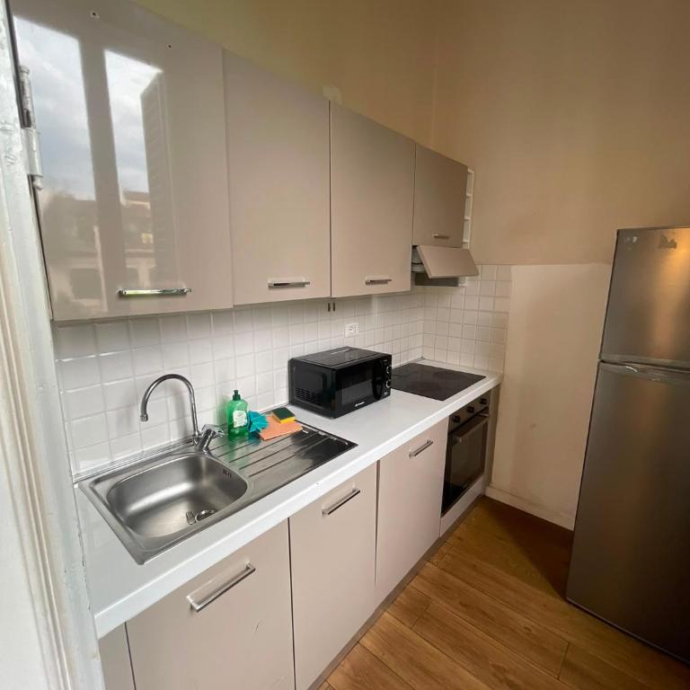 Comfy Apartment Near Fortezza Da Basso - Three-Bedroom Apartment - 4
