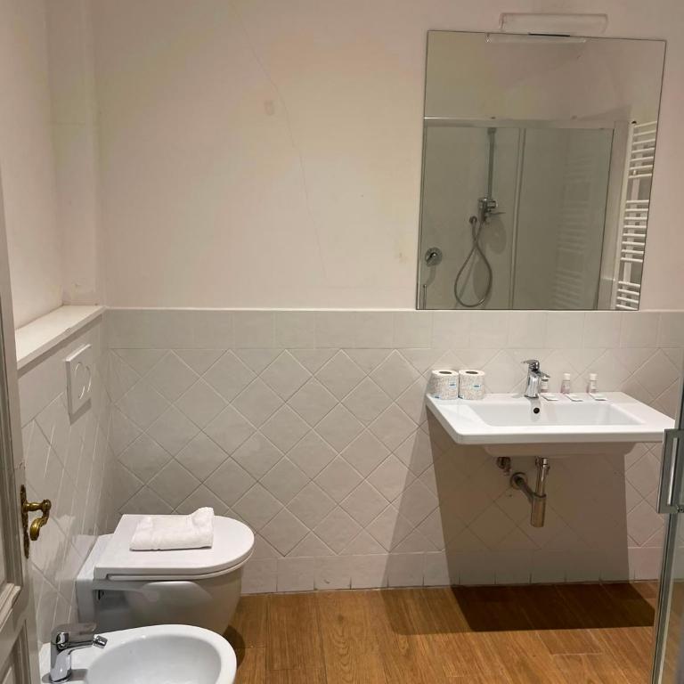 Comfy Apartment Near Fortezza Da Basso - Three-Bedroom Apartment - 16