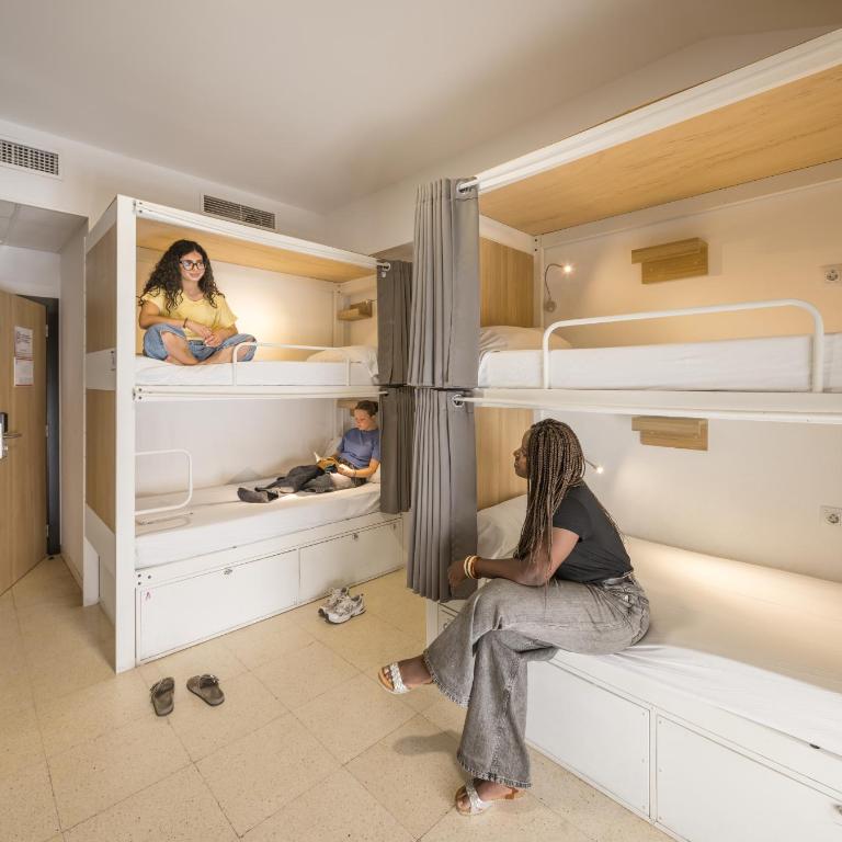 UP Hostel Valencia - Cama en habitación compartida femenina de 8 camas - 10
