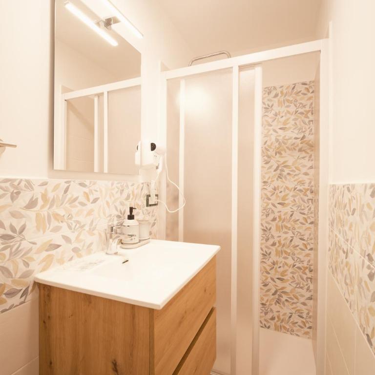 Bee First Guest House Roma - Camera Deluxe - 4