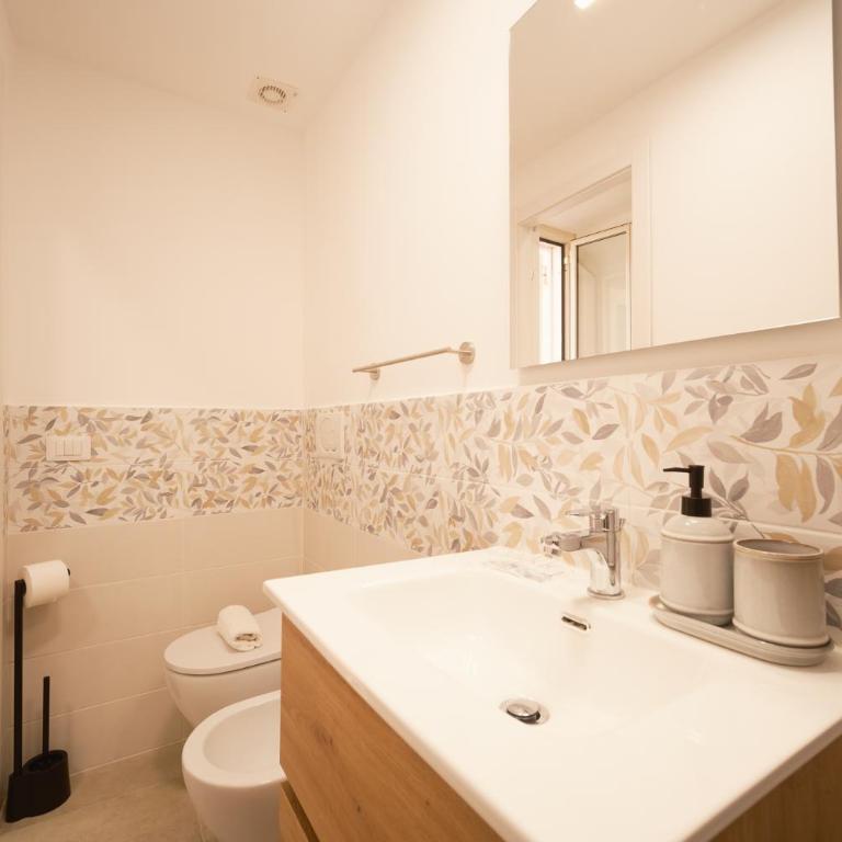 Bee First Guest House Roma - Camera Deluxe - 3