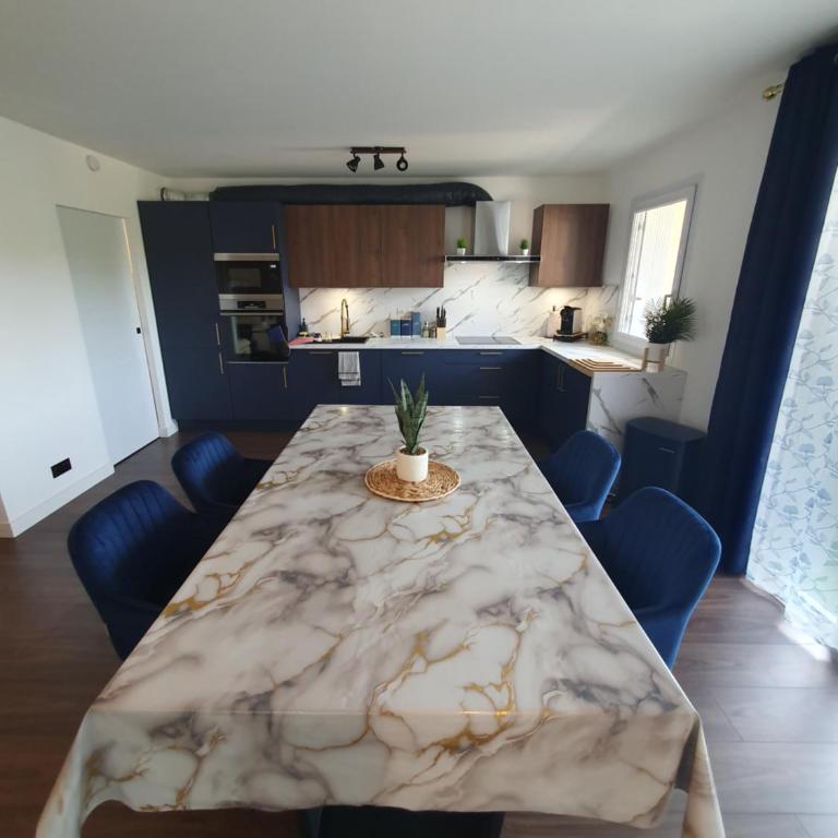 Magnifique T4 climatisé, tout inclus, 150m des Remparts avec extérieur - Appartement 3 Chambres Premium avec Balcon - 4