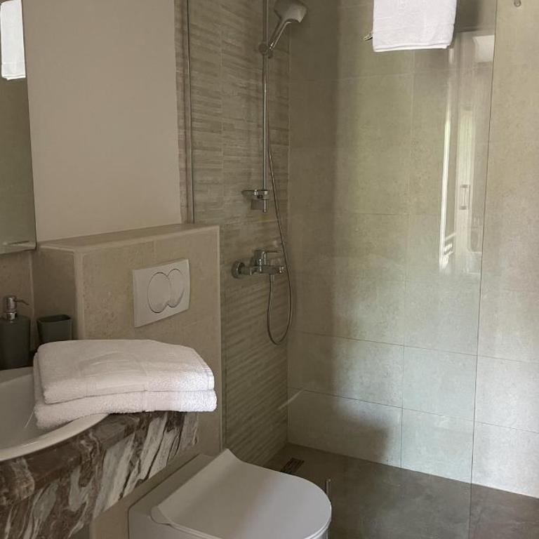 Apartmani Djurovic - Dvokrevetna Soba sa Bračnim Krevetom/Zasebnim Krevetima i Balkonom - 1