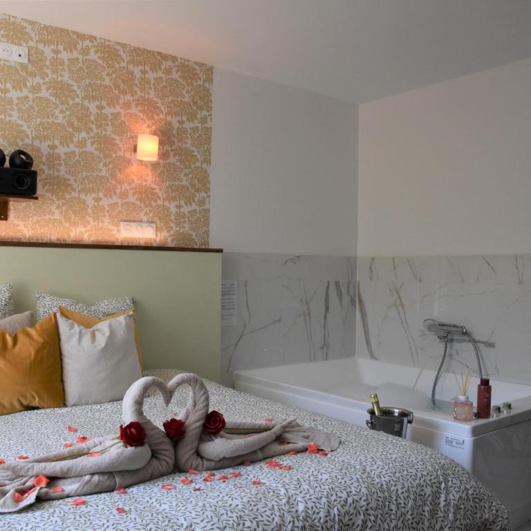 Suites Sensorielles - Love Room Spa - Jacuzzi - Sauna - Cinéma - Appartement - Vue sur Jardin - 6