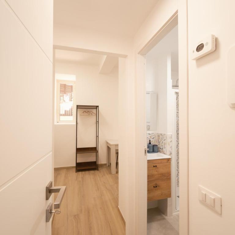 Bee First Guest House Roma - Camera Matrimoniale con Bagno Privato - 9