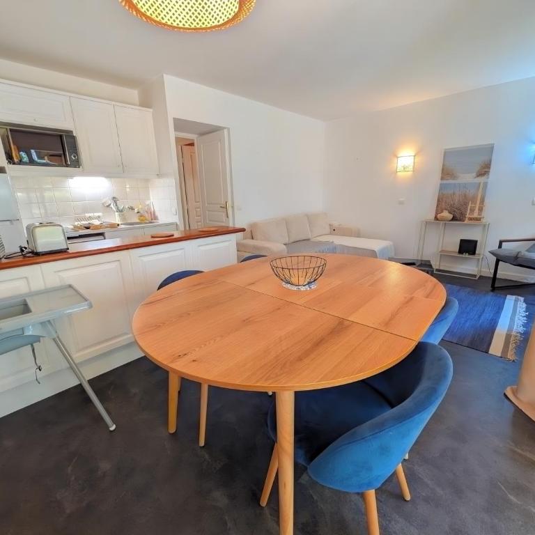 Rez-de-chaussée, parking gratuit, piscine chauffée - Appartement 2 Chambres - Vue sur Jardin - 22