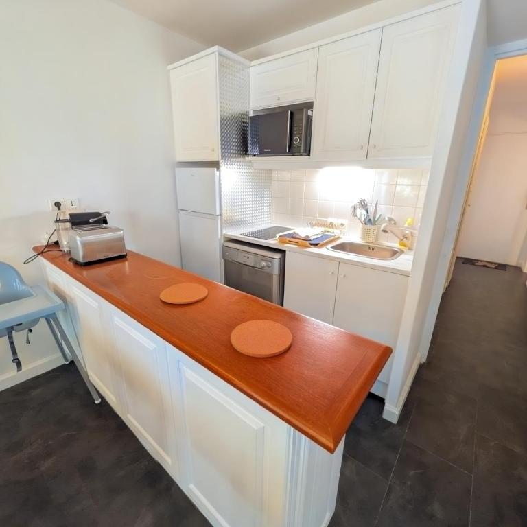 Rez-de-chaussée, parking gratuit, piscine chauffée - Appartement 2 Chambres - Vue sur Jardin - 16
