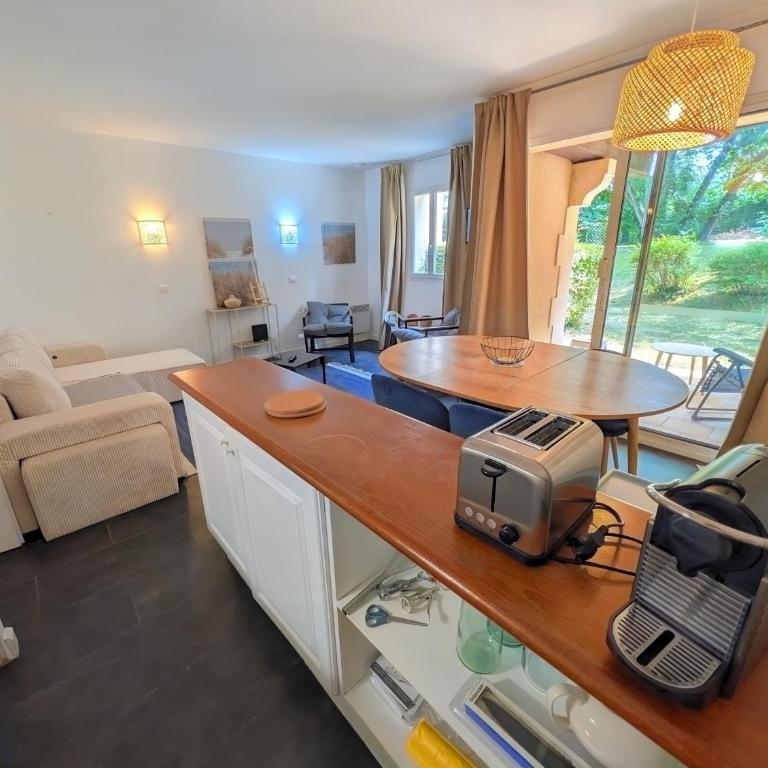 Rez-de-chaussée, parking gratuit, piscine chauffée - Appartement 2 Chambres - Vue sur Jardin - 14