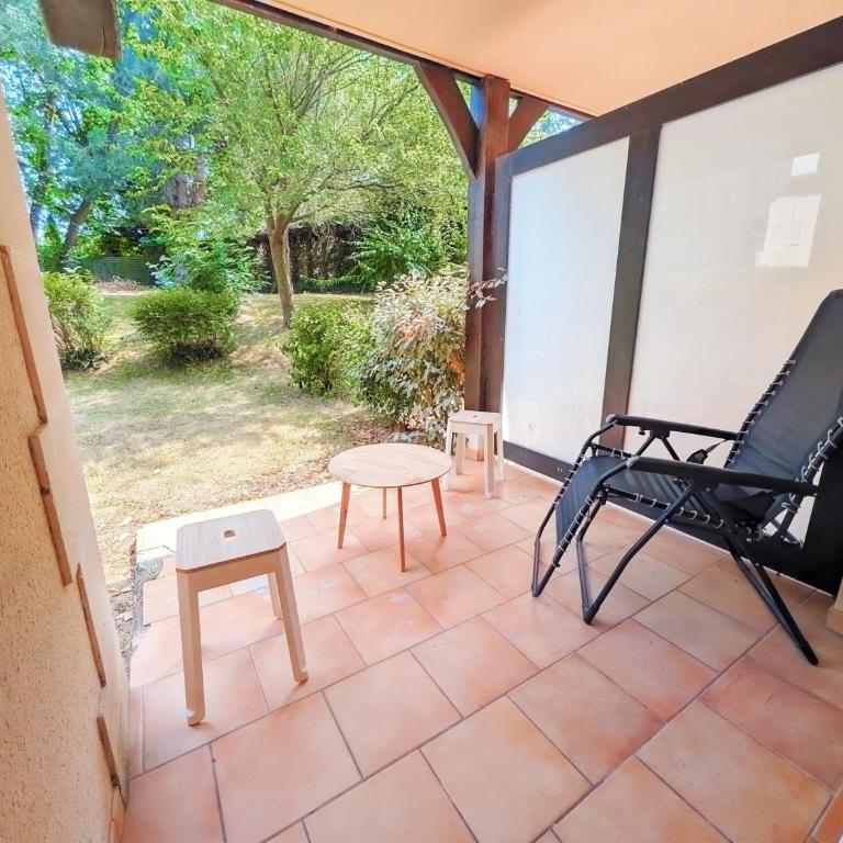 Rez-de-chaussée, parking gratuit, piscine chauffée - Appartement 2 Chambres - Vue sur Jardin - 12