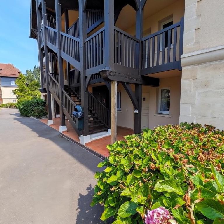 Rez-de-chaussée, parking gratuit, piscine chauffée - Appartement 2 Chambres - Vue sur Jardin - 11