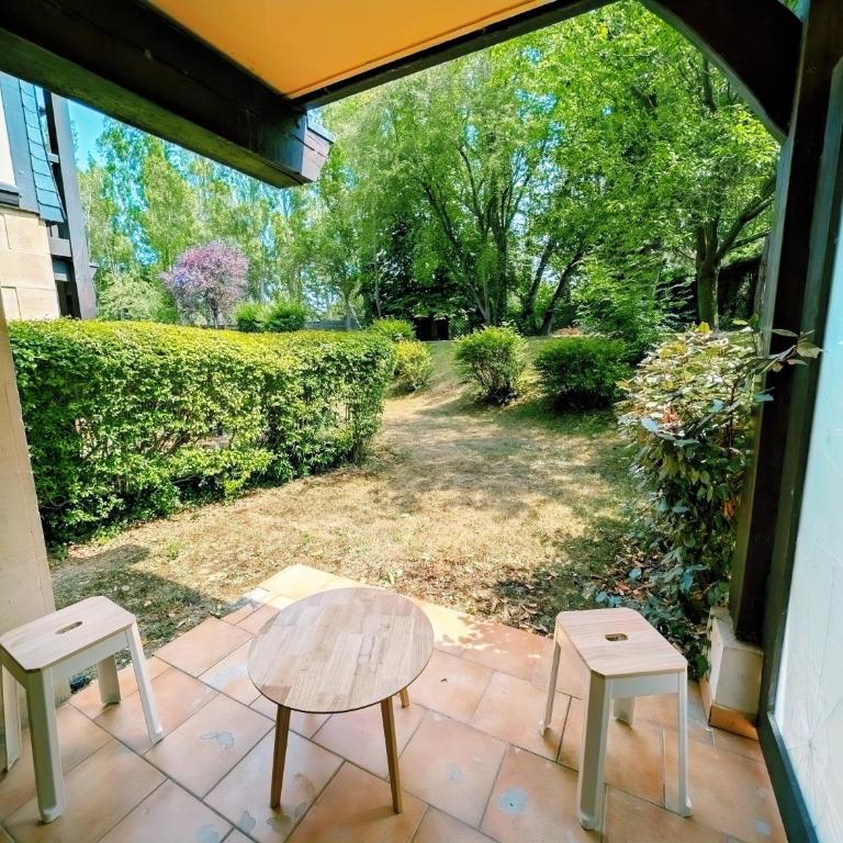 Rez-de-chaussée, parking gratuit, piscine chauffée - Appartement 2 Chambres - Vue sur Jardin - 7