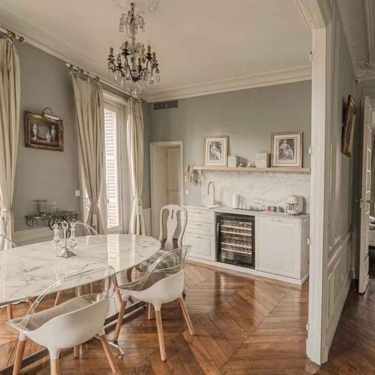 AC 3bds with arc de triomphe - Three-Bedroom Apartment - 29