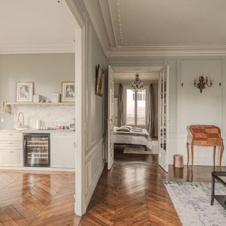 AC 3bds with arc de triomphe - Three-Bedroom Apartment - 36