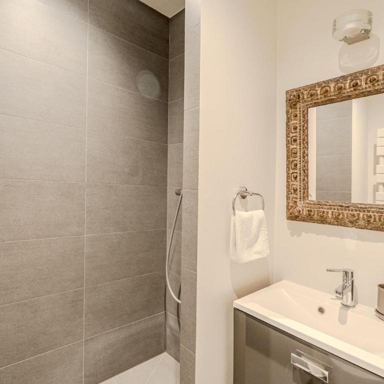 AC 3bds with arc de triomphe - Three-Bedroom Apartment - 46