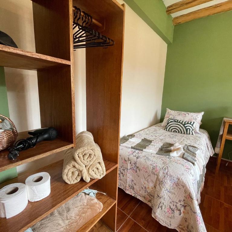 Casa Paqocha Urubamba - Hotel & Garden - Shared Kitchen & Hot Water - Family Room with Garden View - 5