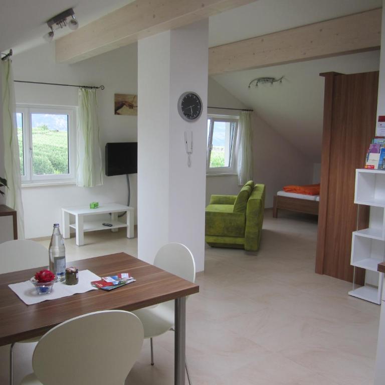 Ferienwohnungen Tollhof - Near Bolzano and castles, with a guest card for families and couples, offering panoramic views - Apartamento Estudio con balcón - 1