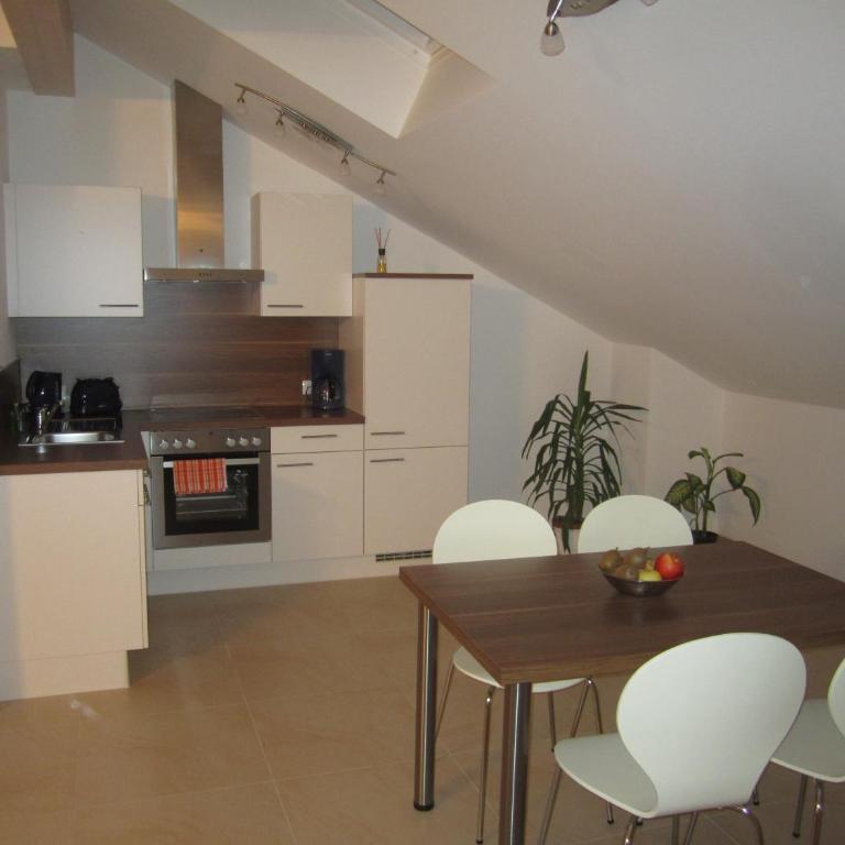 Ferienwohnungen Tollhof - Near Bolzano and castles, with a guest card for families and couples, offering panoramic views - Apartamento Estudio con balcón - 8