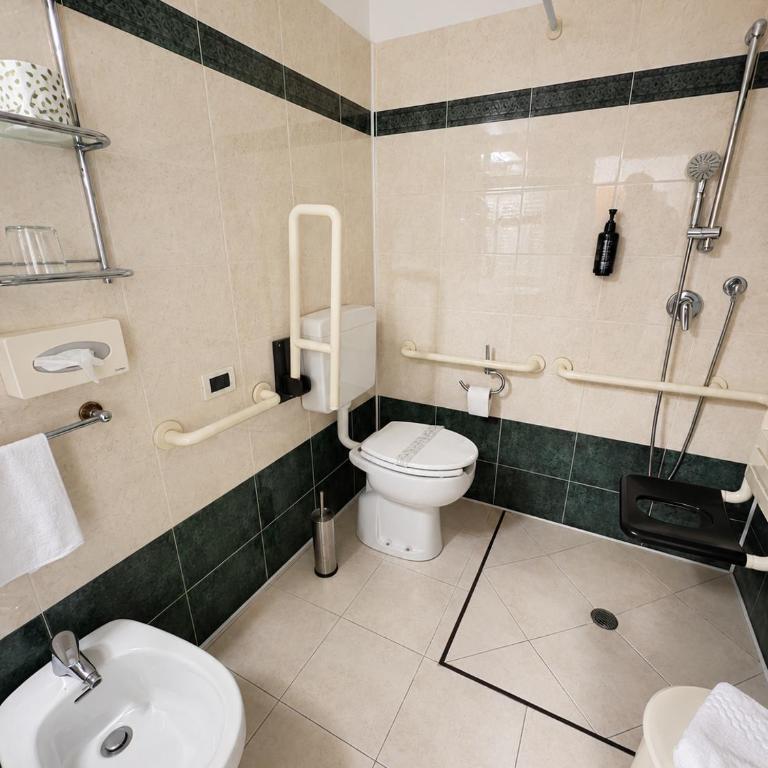 Hotel Italia - Camera Matrimoniale con Accesso Disabili - 3