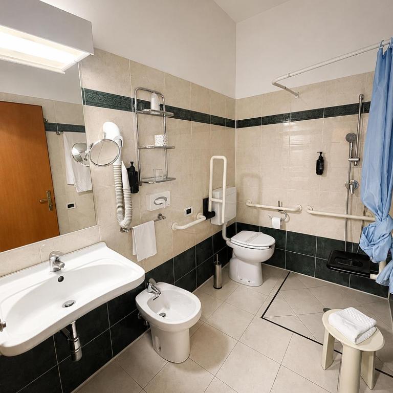 Hotel Italia - Camera Matrimoniale con Accesso Disabili - 4