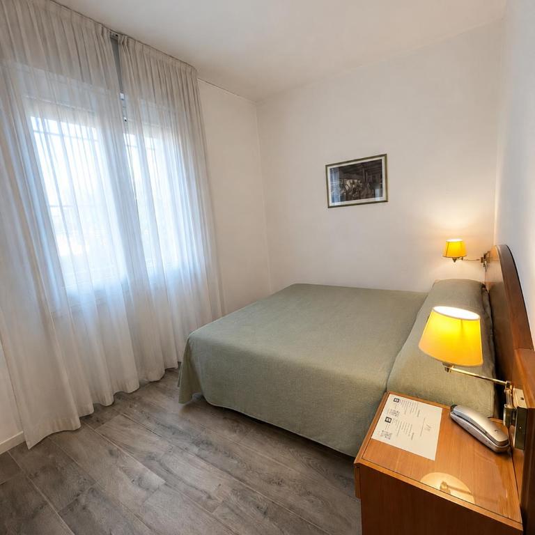 Hotel Italia - Camera Matrimoniale con Accesso Disabili - 6