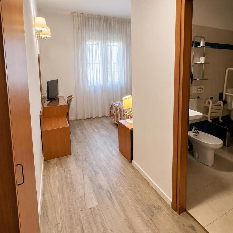 Hotel Italia - Camera Matrimoniale con Accesso Disabili - 7