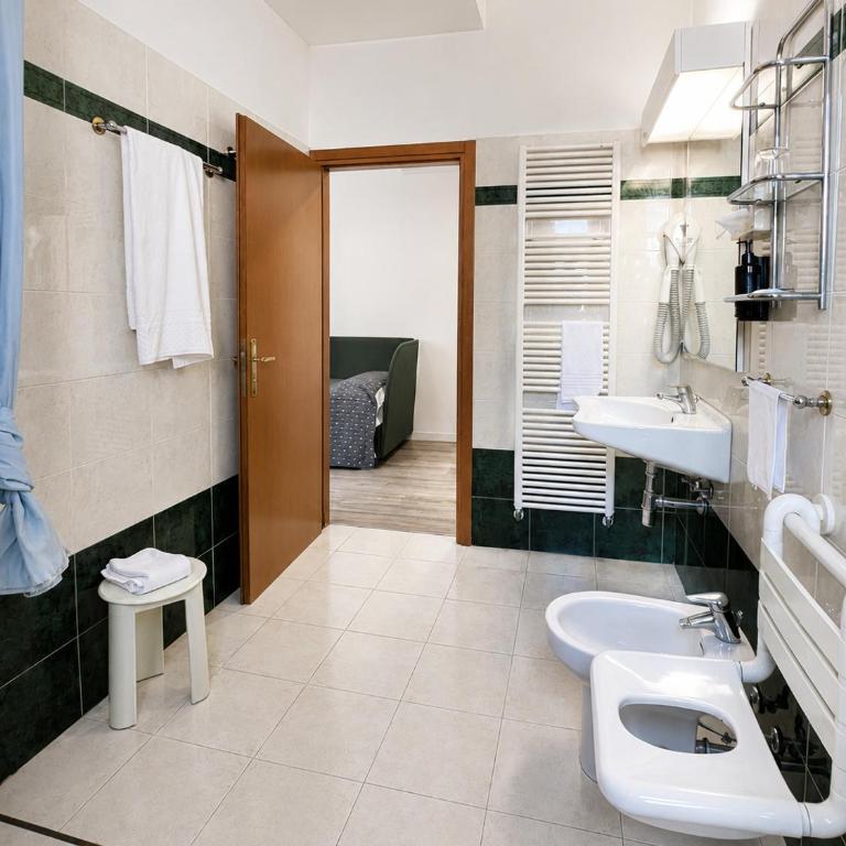 Hotel Italia - Camera Quadrupla con Accesso Disabili - 3