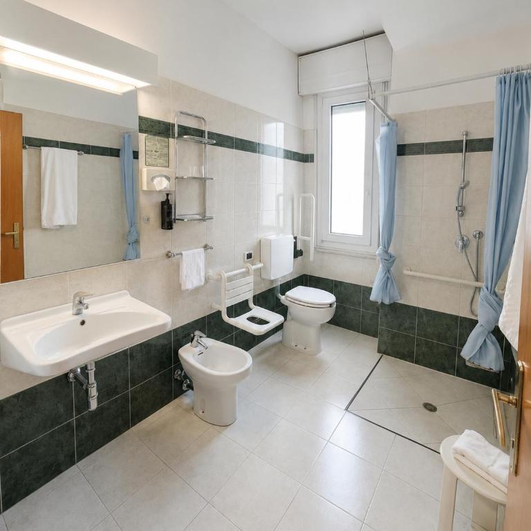 Hotel Italia - Camera Quadrupla con Accesso Disabili - 4