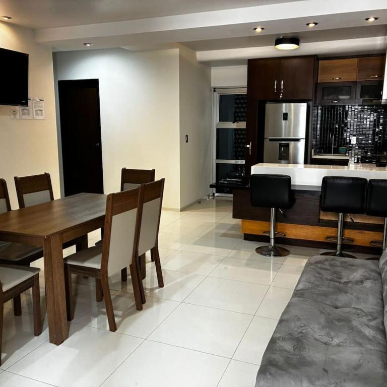 Depa Frente al Parque Central, Excelente Ubicacion - Apartamento - 2