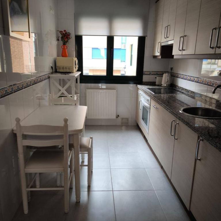 Apartment with 3 bedrooms, 2 bathrooms, garage, and Wi-Fi - Apartamento de 3 dormitorios - 6