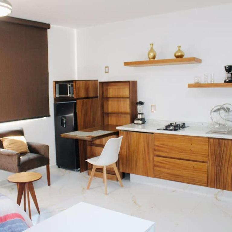 Fully Equipped Studio AC & Parking Sleeps 4 C - Apartment mit 1 Schlafzimmer - 2
