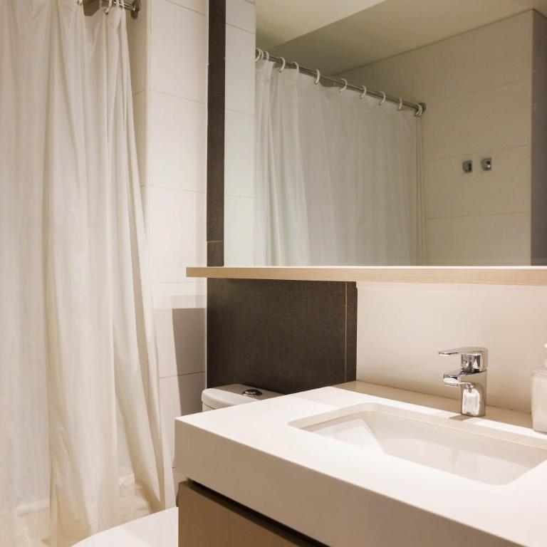 Bright 2BR Retreat with Stunning Panoramic Views - Apartamento - 25
