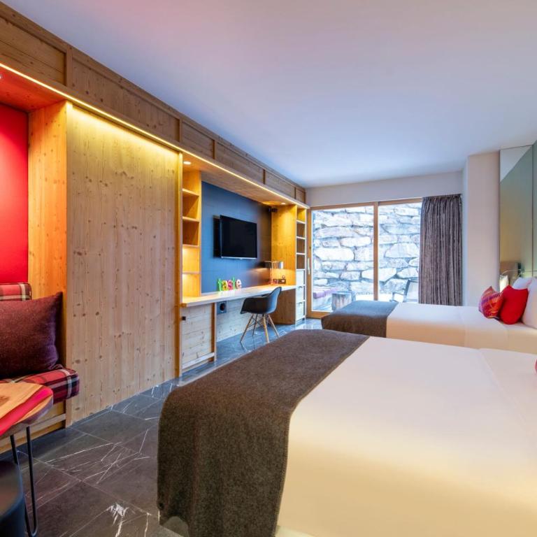 W Verbier - Cozy Room with Two Double Beds, Balcony and Fireplace - 5