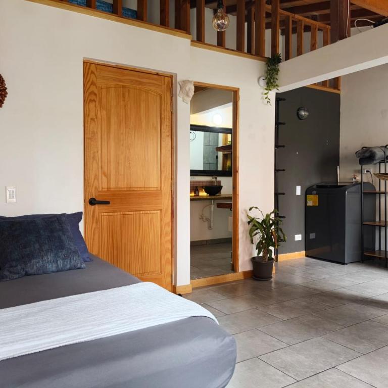 Cabañas lobo blanco - Laureles Medellín - Studio Apartment with Balcony - 4