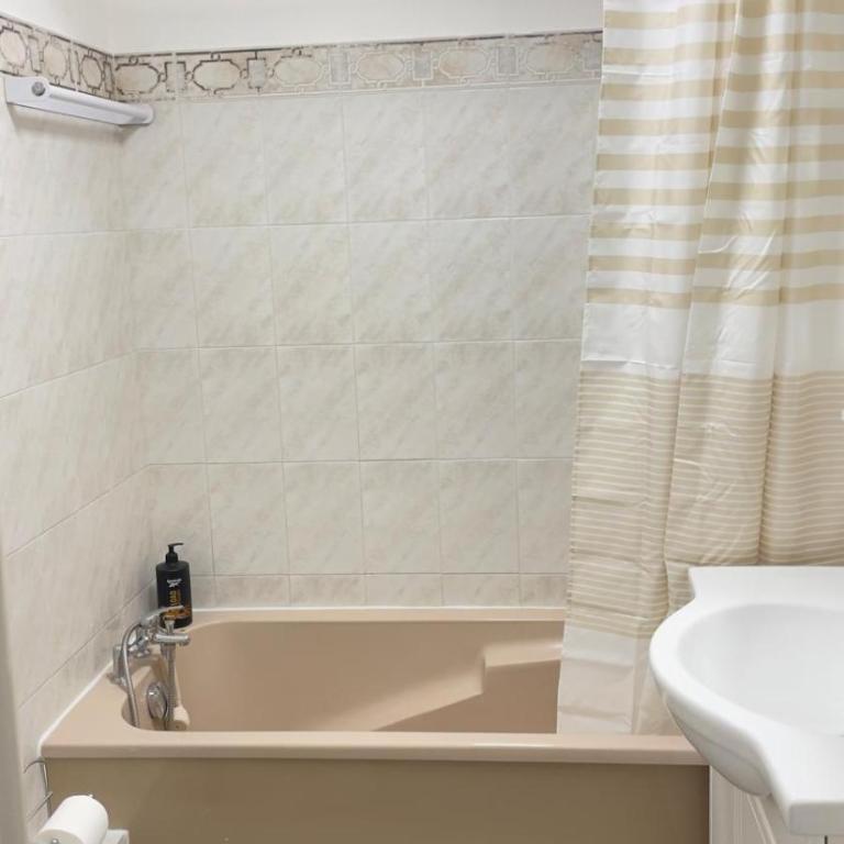 APPARTEMENT AVEC UNE LÉGÈRE VUE SUR La MER 40 MÈTRES DE LA PLAGE ET 250 MÈTRES DU CENTRE VILLE - Appartement 1 Chambre - 16
