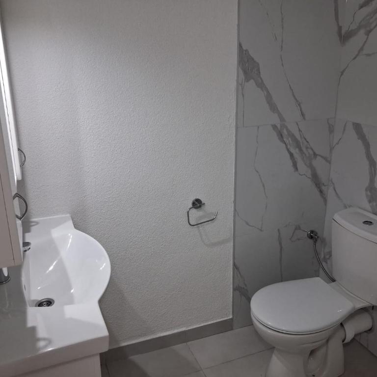 Studio Apartments Tea - Deluks Dvokrevetna Soba sa Bračnim Krevetom i Balkonom - 2