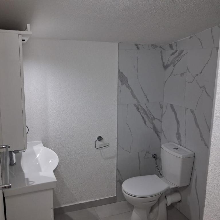 Studio Apartments Tea - Deluks Dvokrevetna Soba sa Bračnim Krevetom i Balkonom - 3