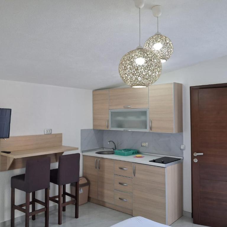 Studio Apartments Tea - Deluks Dvokrevetna Soba sa Bračnim Krevetom i Balkonom - 4
