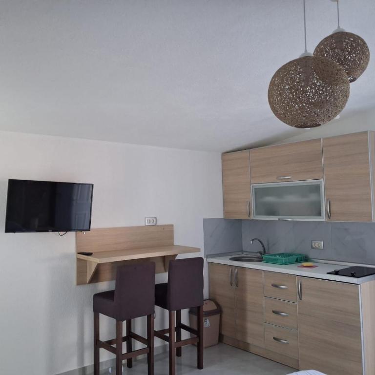 Studio Apartments Tea - Deluks Dvokrevetna Soba sa Bračnim Krevetom i Balkonom - 7