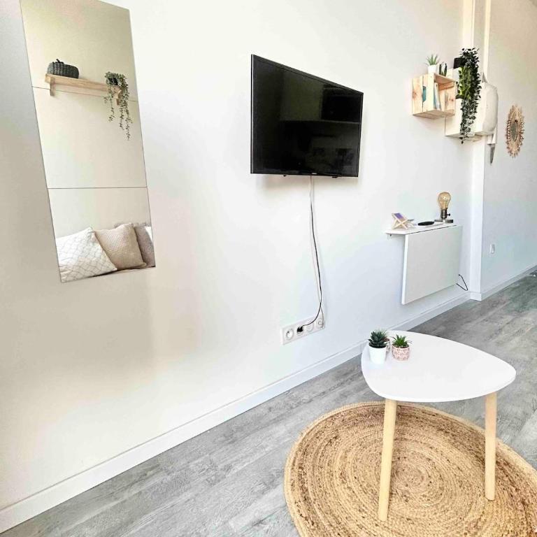 Cozy Bright Downtown Studio with Balcony & Wi-Fi - Apartment mit 2 Schlafzimmern - 1