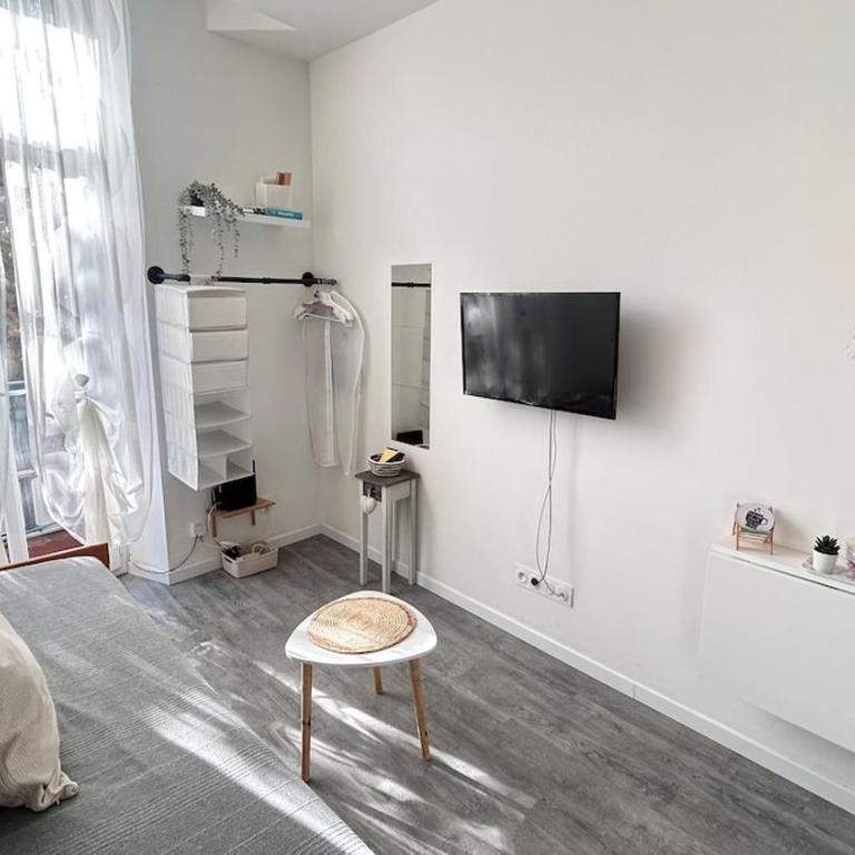 Cozy Bright Downtown Studio with Balcony & Wi-Fi - Apartment mit 2 Schlafzimmern - 2