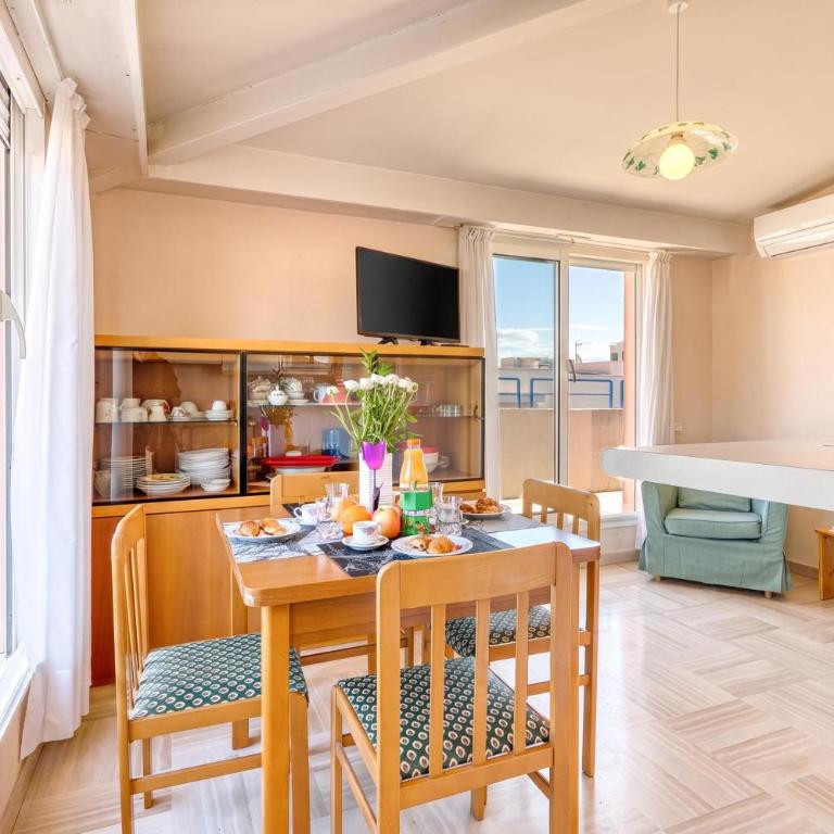 Top Floor Apt Close To The Sea - Happy Rentals - Appartement avec Terrasse - 4
