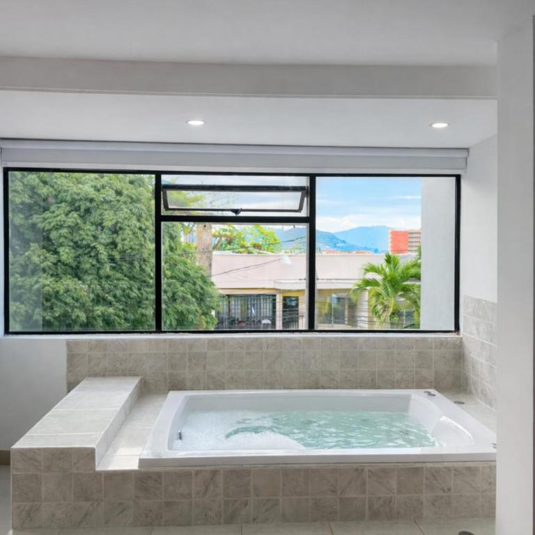 Hotel Ofix - Laureles - Studio with Spa Bath - 4
