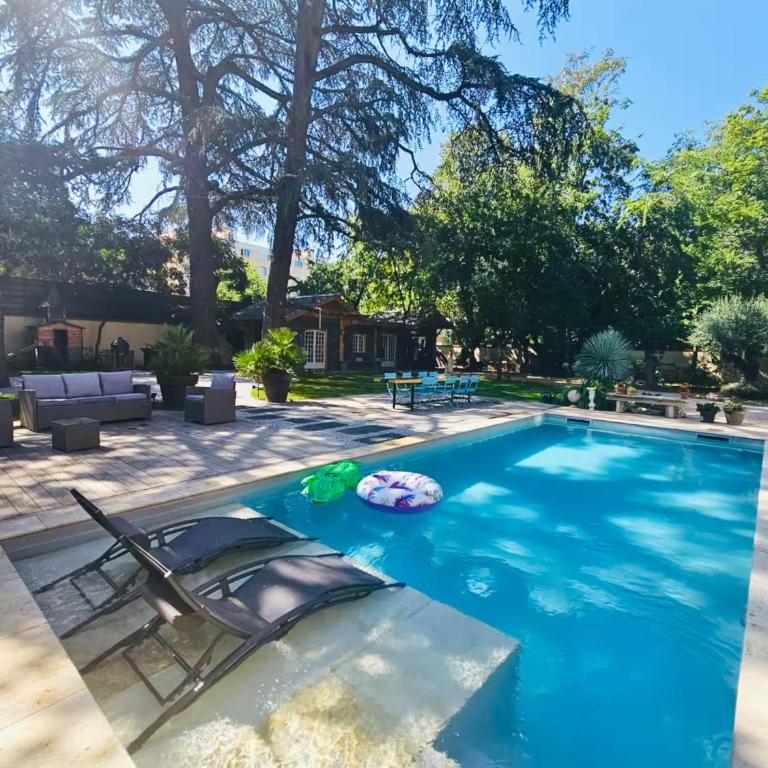 Suite Célestins by Château GrandClément - Appartement cosy sous les toits, Piscine - Parc - Wifi - Parking - à 10 min de Lyon - Appartamento Loft con 2 Camere da Letto - 34