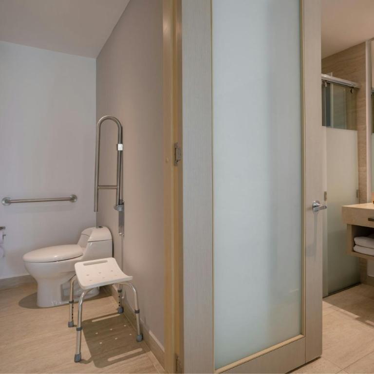 Courtyard by Marriott Santa Marta Resort - Deluxe King Room with Sofa Bed - 5